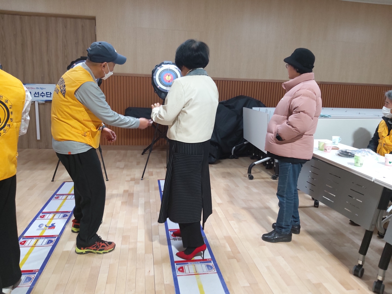 복지1분과위원회 어르신 여가 활동 및 건강 증진 사업 발굴을 위한 활동 스포츠(한궁) 체험 사진 4
