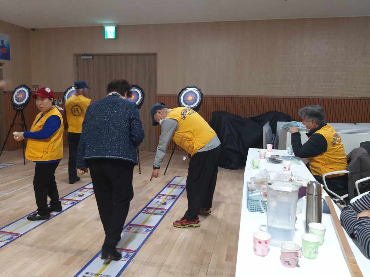 복지1분과위원회 어르신 여가 활동 및 건강 증진 사업 발굴을 위한 활동 스포츠(한궁) 체험 사진 3