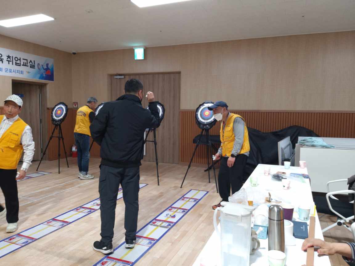 복지1분과위원회 어르신 여가 활동 및 건강 증진 사업 발굴을 위한 활동 스포츠(한궁) 체험 사진 이미지