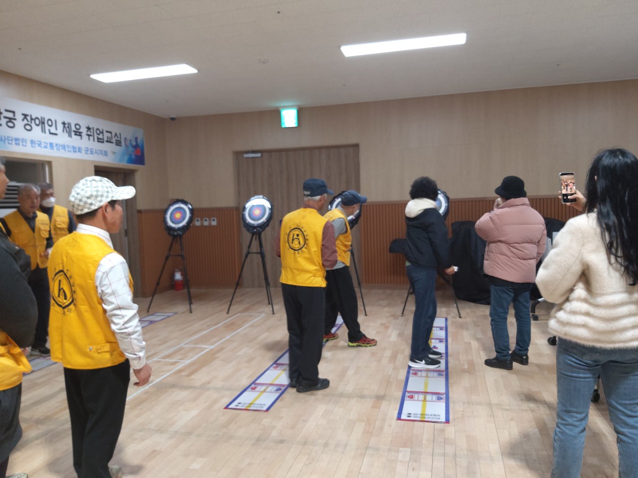 복지1분과위원회 어르신 여가 활동 및 건강 증진 사업 발굴을 위한 활동 스포츠(한궁) 체험 사진 2
