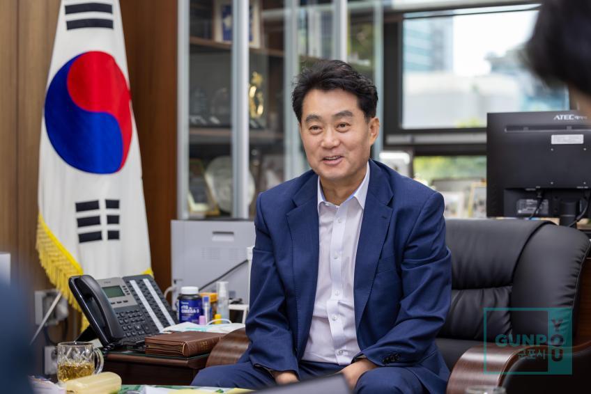 인터뷰(동아일보) 의 사진1