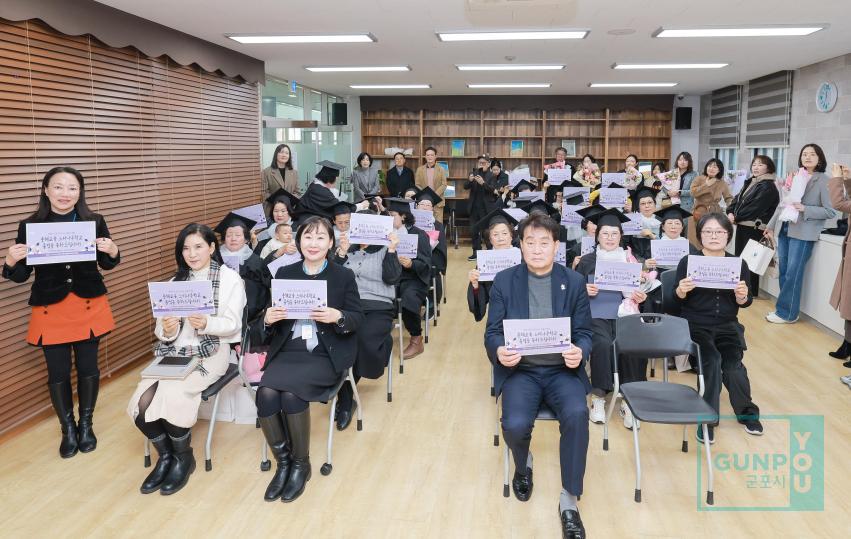 문해교육 느티나무학교 졸업식 의 사진2