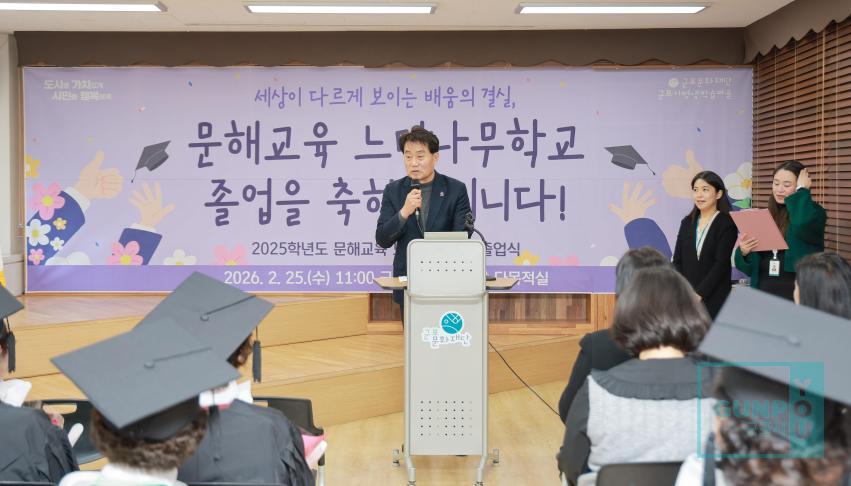 문해교육 느티나무학교 졸업식 의 사진5