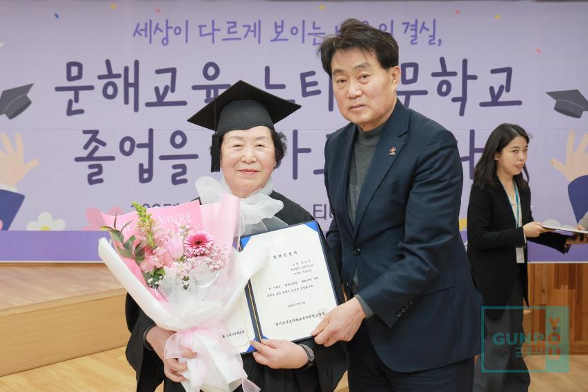 문해교육 느티나무학교 졸업식 의 사진18
