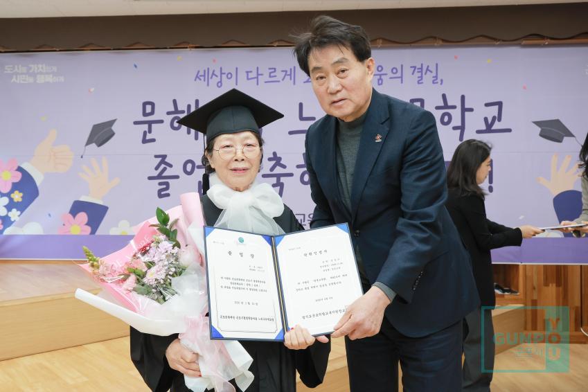 문해교육 느티나무학교 졸업식 의 사진23