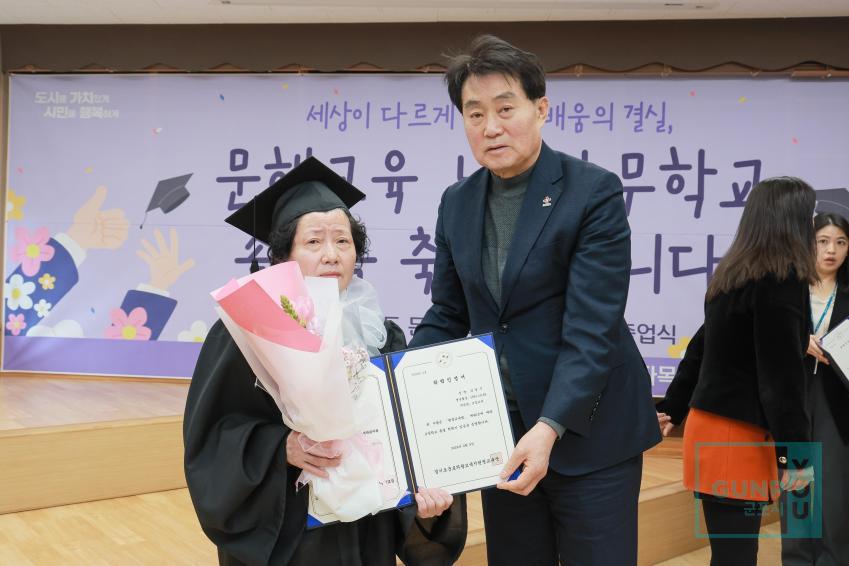 문해교육 느티나무학교 졸업식 의 사진26