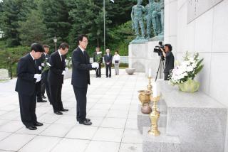 제13대 김윤주 군포시장 현충탑 참배