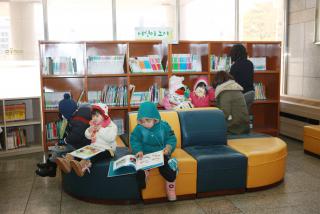 어린이집원생 책읽기(현관로비)