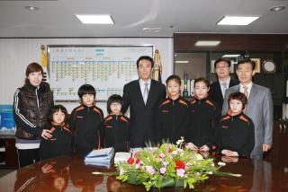 화산초교 탁구부선수단 방문 격려
