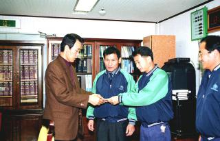 유한킴별리 불우이웃 성금 전달