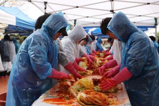 저소득 독거노인 김장담가주기 행사