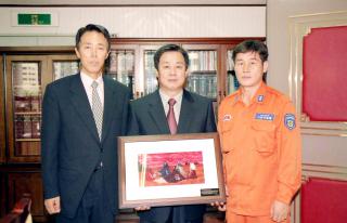 캐나다 벨빌시 소방서장 기념품 전달식