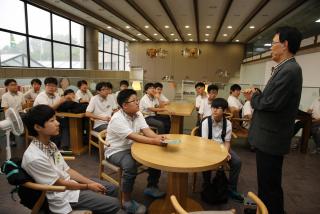 금정중학교 진로탐색의 날 학생 견학(밥상머리 북카페)