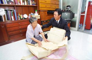 홀로사는 노인 수의 전달