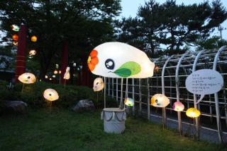 구름물고기 조명등 전시