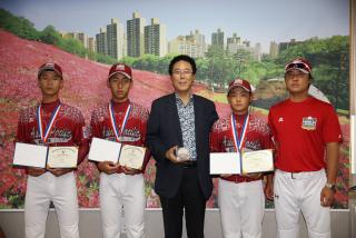 리틀야구선수단 방문 격려
