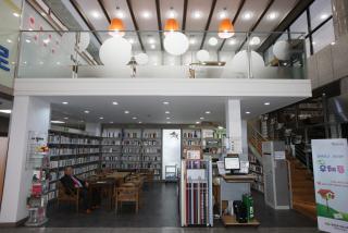 밥상머리 북카페 전경