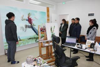 골드창작스튜디오 방문 전시작품 관람 및 작가 격려