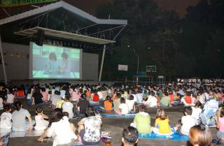 야외영화 상영(여선생과 여제자)