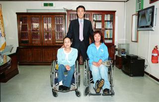 독지가 후원 전동휠체어 전달