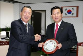 양양군수 군포시장에 감사패 전달