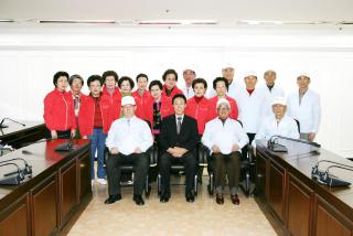 일본과의 친선 게이트볼 대회 참가자 기념촬영