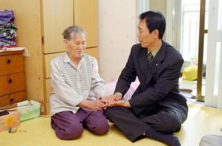 홀로사는 노인 수의 전달식