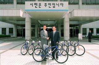 황수관박사 자전거 기증