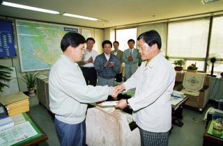 건설국장님 성금전달