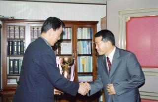 제6회 국회의장기 전국 남녀 체육대회 우승컵 봉납