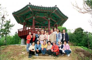 현충탑 팔각정 주부가요반 기념촬영