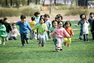 새봄의 밝고 맑은 어린이