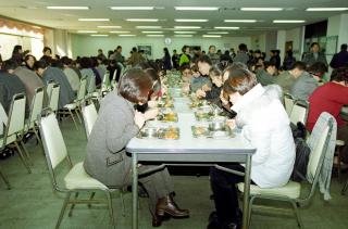 구내식당 식사장면