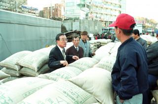 추곡수매현장 시찰