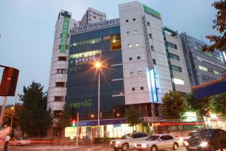 산본역 상가 간판정비진행 야간 전경